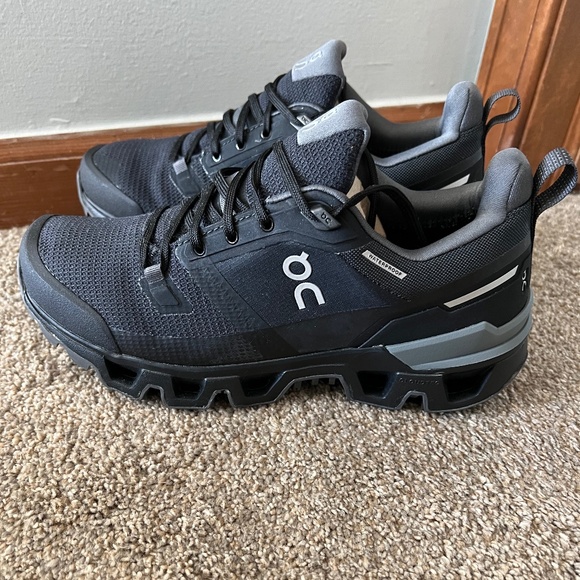 On Clouds black sneakers - Picture 1 of 7